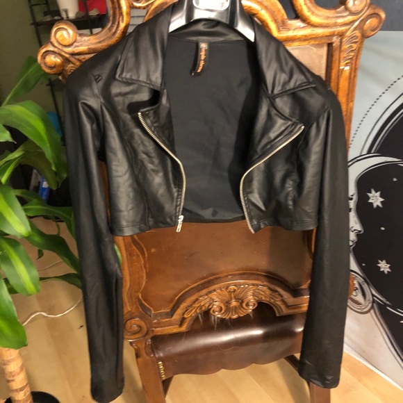 Triple Threat black zippered crop jacket - Picture 6 of 8